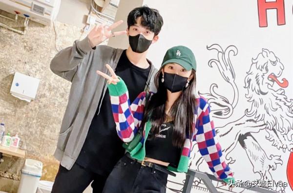 楊冪三里屯逛街,穿百元背心破洞褲似網紅,與小鮮肉合影真不避諱 楊冪三里屯逛街,穿百元背心破洞褲似網紅,與小鮮肉合影真不避諱