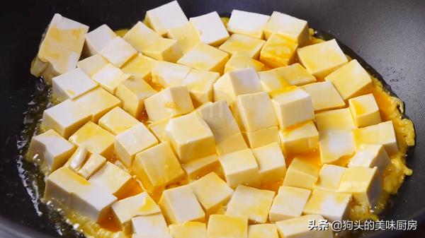 豆腐這樣做太好吃了，淋2個雞蛋，一週能吃3回，挑食的人都愛吃