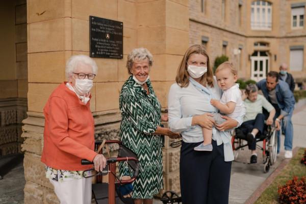 盧森堡小王子呆萌營業！蹣跚學步膽突突，自己拿勺“乾飯”太可愛