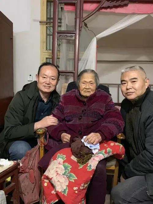 分別73年後，女兵終於見到丈夫照片，一眼認出哭得像個小孩