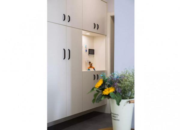 98平北歐風三居室舒適又溫馨，通頂的鞋櫃收納力強