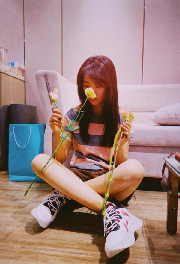 趙今麥上大學後帥出“新高度”，簡單搭配黑西裝，也能穿出明星範