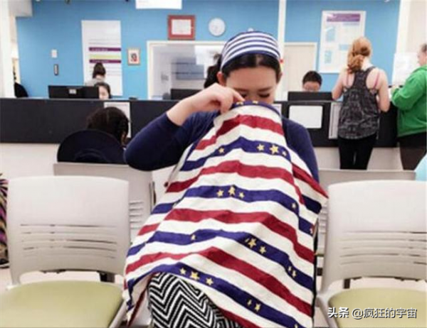 地鐵上寶媽正在餵奶,被一男乘客辱罵“不要臉”,媽媽的回應絕了 地鐵上寶媽正在餵奶,被一男乘客辱罵“不要臉”,媽媽的回應絕了