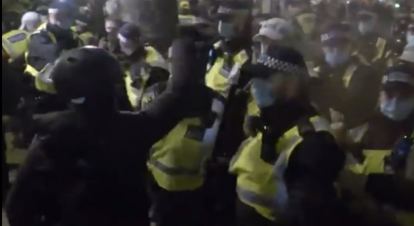 英首相家門口，爆發激烈衝突