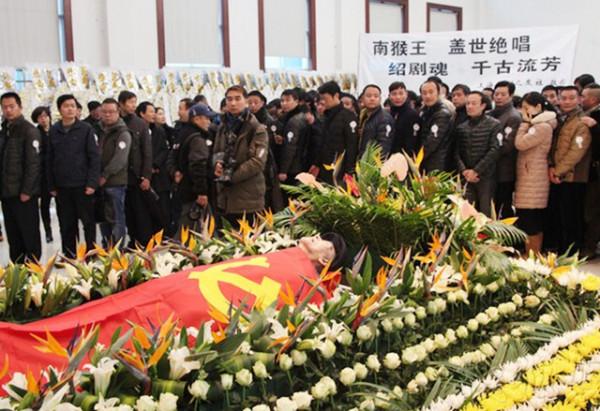 “南猴王”六齡童的葬禮：唐僧送最後一程，上千群眾道別