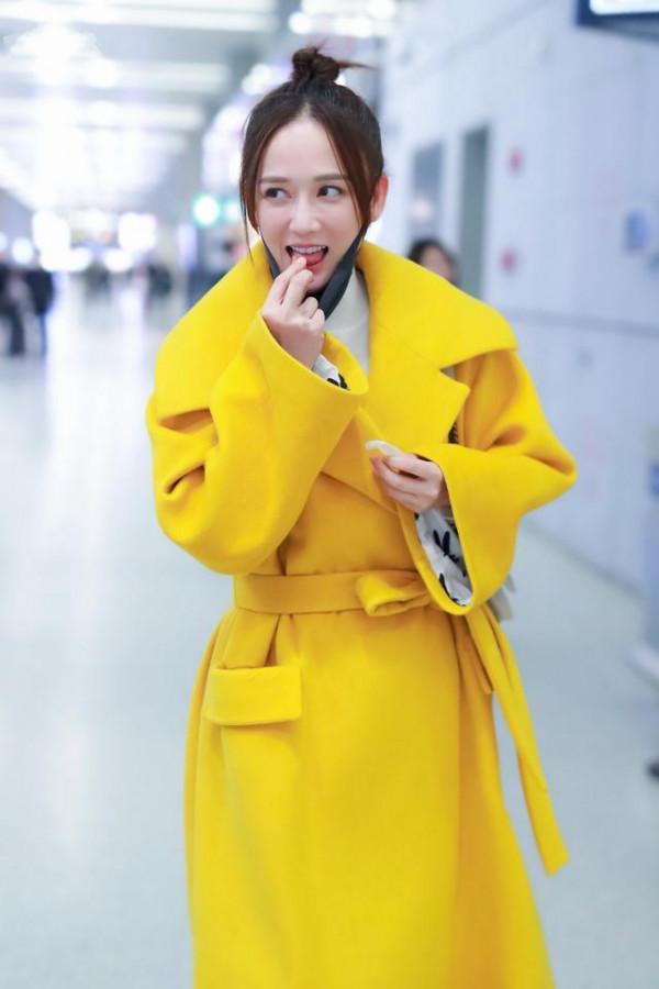 40歲的陳喬恩越來越美了,穿黃色大衣配牛仔褲,像20歲少女一般 40歲的陳喬恩越來越美了,穿黃色大衣配牛仔褲,像20歲少女一般
