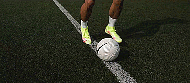 花式足球技巧之提拉身後起球