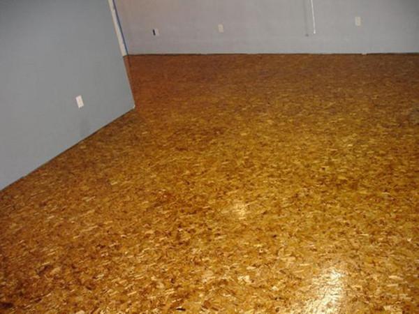 冒出新想法：地面通鋪歐松板，看著有點糙，上腳踩過知道腳感舒適