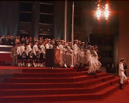 香港迴歸當晚，升旗手朱濤：鼻裡塞棉花，血往嘴裡吸