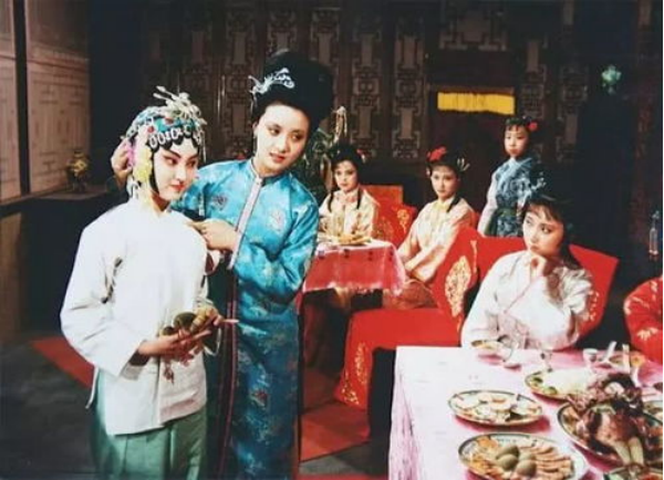 曹雪芹給了她高貴的出身，她卻活成父親的恥辱，一生連名字都沒有