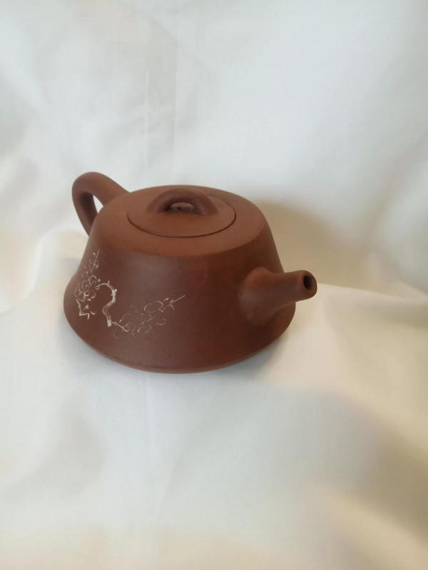 1983年宜興紫砂工藝廠生產的紫砂壺，容量：500毫升