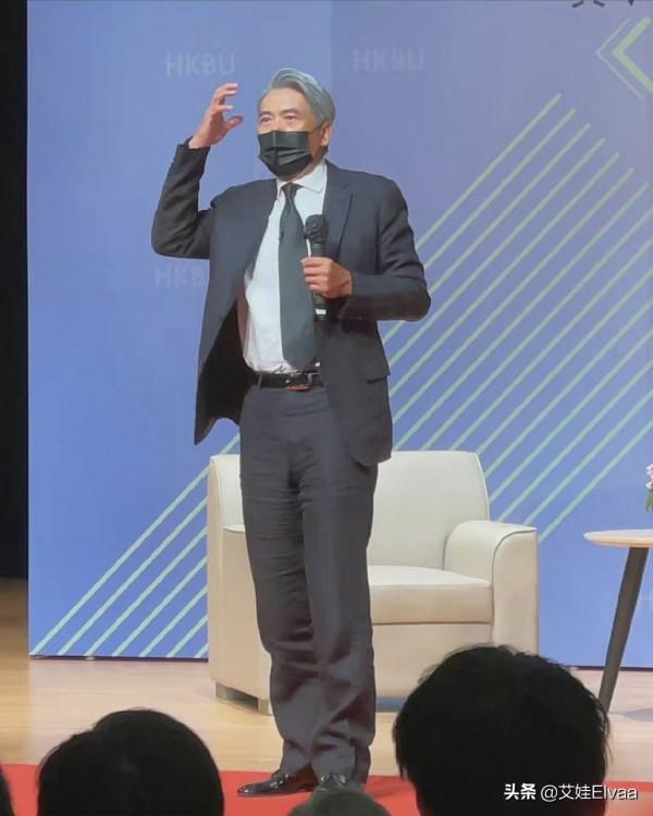 周潤發真會打扮，67歲穿西裝領帶梳大背頭，古稀之年被授博士太帥