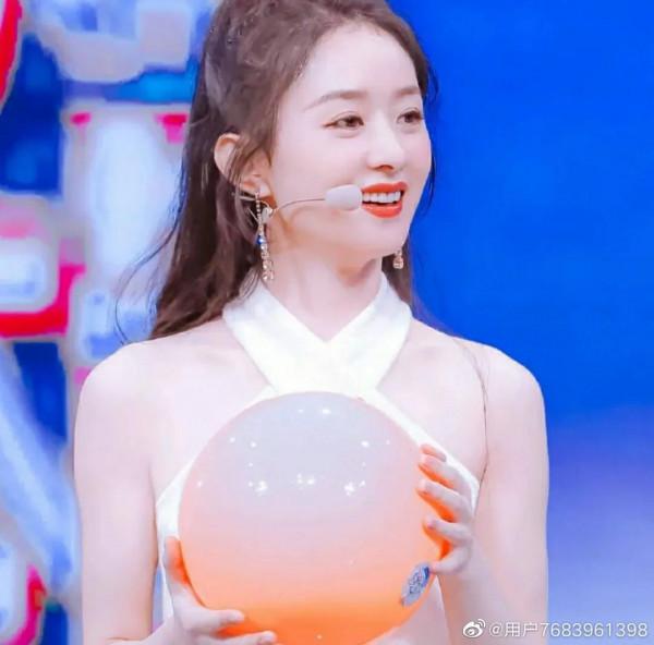 趙麗穎一個笑起來能感染人的人，一個笑起來嘴巴會變成心形的人