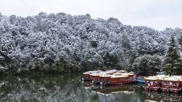 下雪啦，看童話裡的四面山美景大PK，你更喜歡哪一款？