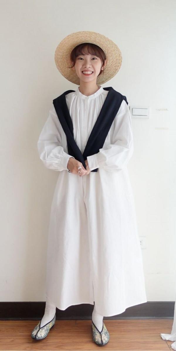 這樣穿洋裝超百搭超可愛!純白連身裙+針織背心重複穿搭 這樣穿洋裝超百搭超可愛!純白連身裙+針織背心重複穿搭