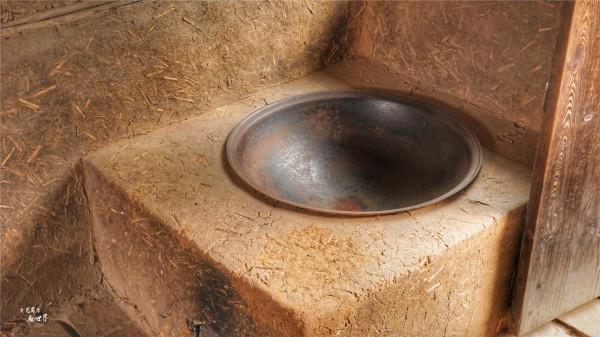 參觀滿族民居，終於明白什麼是東北三大怪，姑娘叼著大煙袋真意外