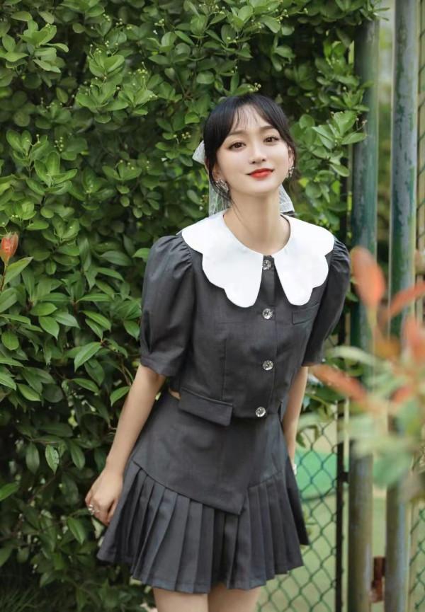 何泓姍30+的年紀18歲 歲的臉，穿“日系校服”真嫩，看不出年紀感