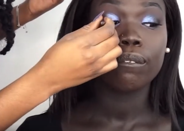 南非女子要用多少BB霜才能變白？化妝結束後，化妝師都眼前一亮