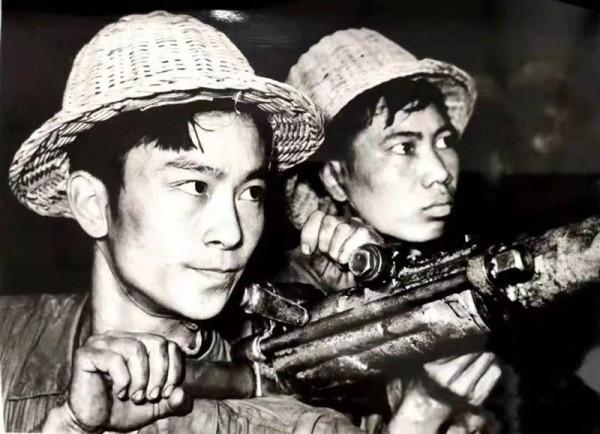 1965年鐵道兵用75噸炸藥炸山，一戰士不小心踩到雷管，結果如何？