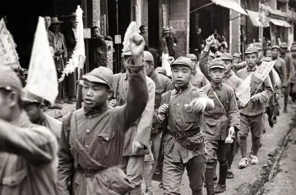1933年，許世友迎接師政委，遠遠一看：你小子不是我的勤務兵嗎？