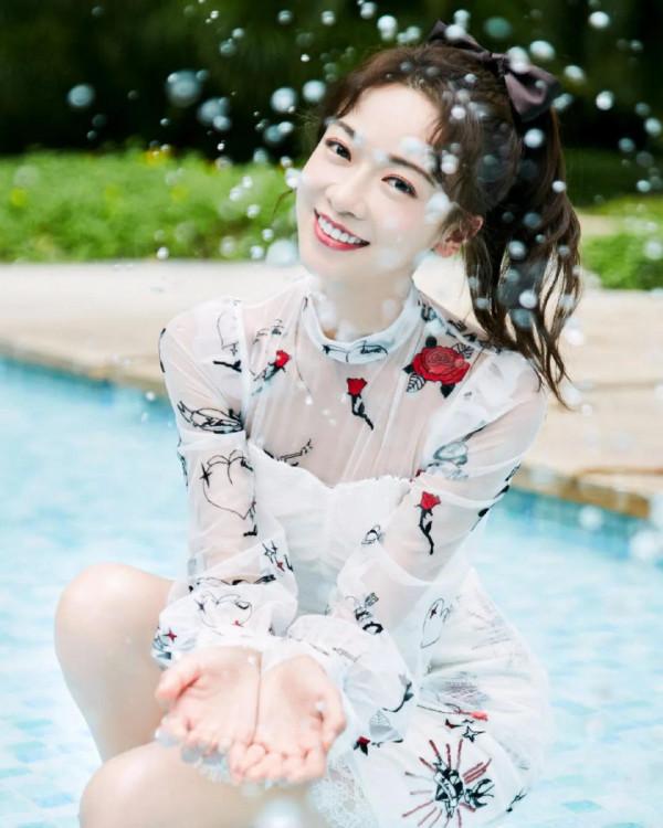 吳謹言，青春靚麗，笑容甜美