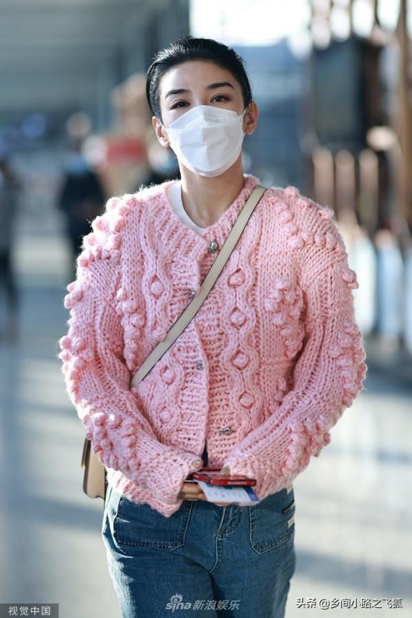 黃奕高扎髮辮比V元氣俏皮 粉毛衣搭牛仔褲甜美減齡 黃奕高扎髮辮比V元氣俏皮 粉毛衣搭牛仔褲甜美減齡