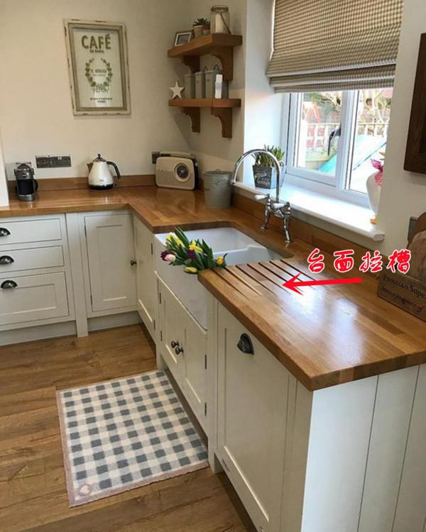 在給廚房定製操作檯時，水槽加工處理內部砌矮臺，置物瀝水真順手