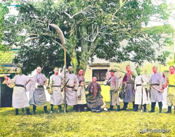 晚清老照片：大刀長三米多，囚犯戴枷鎖下跪，洋人逛集市