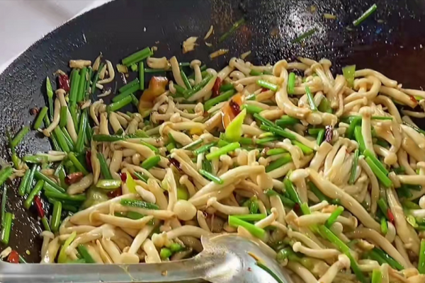 山東夫妻賣接地氣自助餐,8元1個人,有飯有湯,30多個菜隨便吃 山東夫妻賣接地氣自助餐,8元1個人,有飯有湯,30多個菜隨便吃