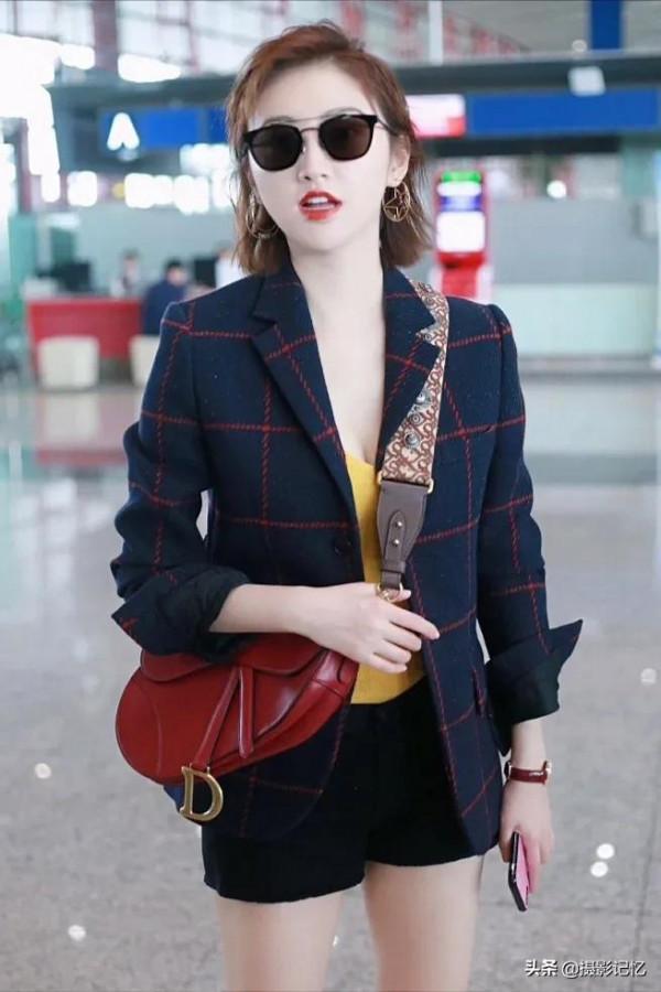 景甜：現身機場