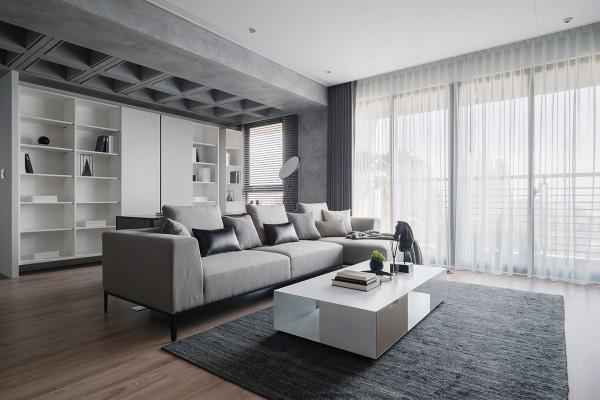 陽光明媚，灰白相間的公寓