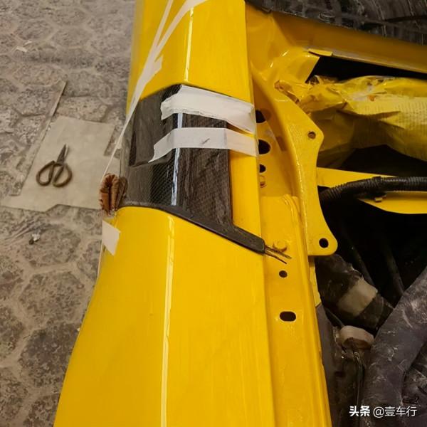 30萬的豐田86很難撩妹了，改成800萬的法拉利才是美女收割機