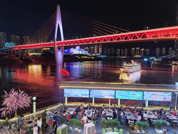 重慶人吃火鍋的姿勢，你真的學不會