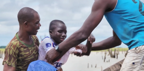 這就是非洲那些被母親賣掉的孩子，小的才3歲，他們一定很想媽媽