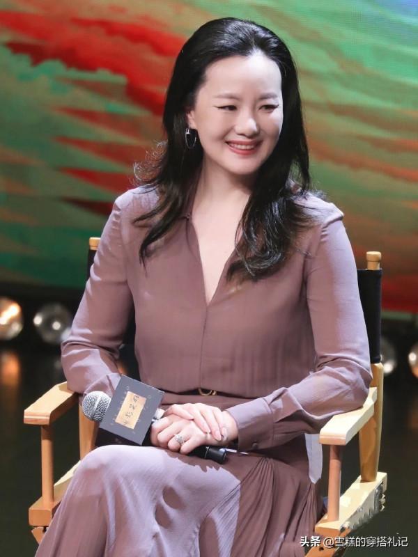 有肚子的女人別隻會“塞衣角”，學詠梅的顯瘦穿法，藏肉又時髦