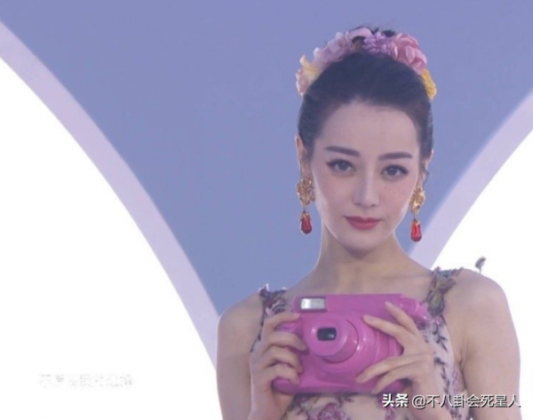 男明星走紅毯的出位表現：李現裹被子，鄧倫油膩，彭昱暢拉玩具車