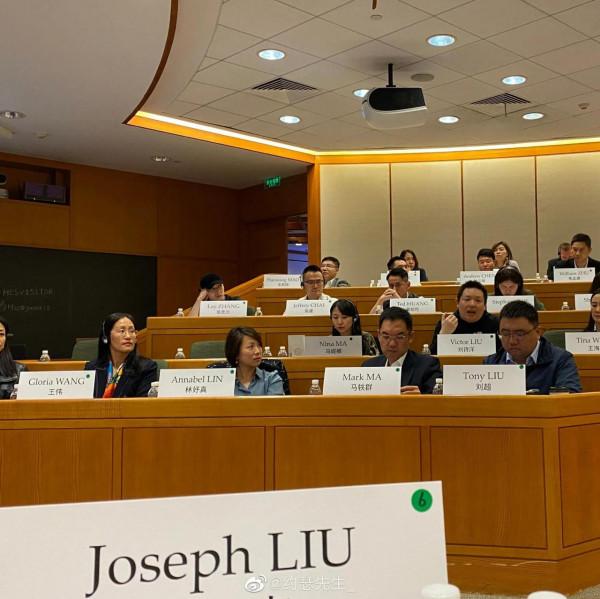 張藝興亮相烏鎮戲劇節，手拿風車跟在師父黃磊和何炅身後盡顯乖巧