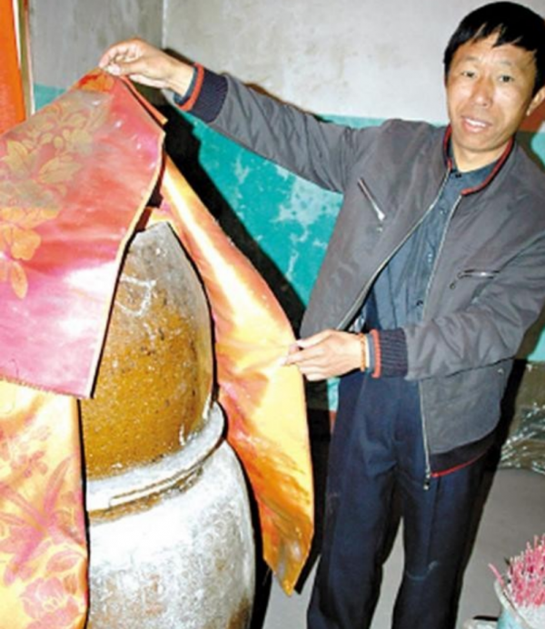 2000年，江西孝子遵遺囑將父做成“木乃伊”，供奉家中無人敢拜訪