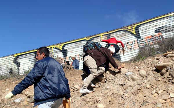 最擔心的事情來了！得州邊境數千難民成批衝入美國，州長撤走警察