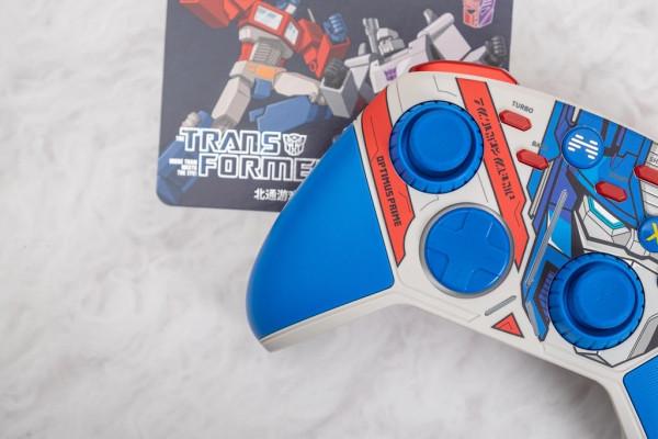北通推變形金剛遊戲手柄限定版，再現塞伯坦的英雄史詩