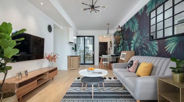 她家客廳好好看，像是住進了熱帶雨林，想買同款桌布