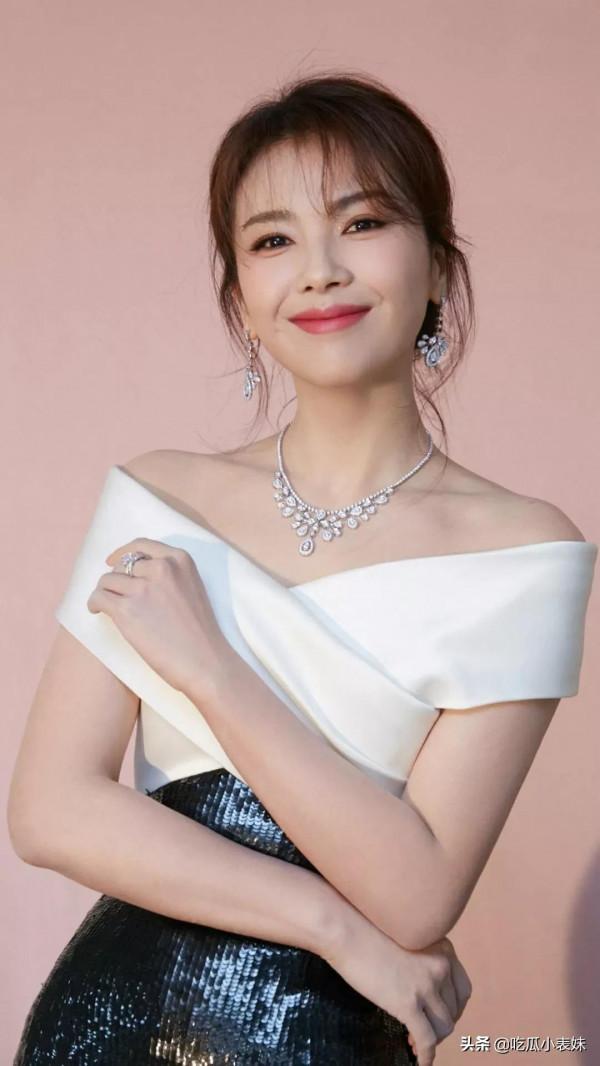 劉濤，氣質非凡，每件衣服都是那麼端莊得體