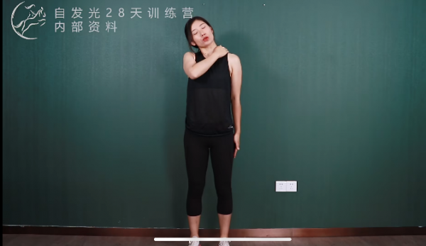 網友偶遇54歲王祖賢拜佛，稱本人又高又美，唯獨塌腰駝背折損氣質