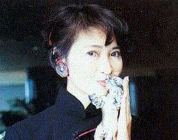 第一個甩了謝賢的女人，因慈善向那英下跪，蕭芳芳到底是什麼來頭