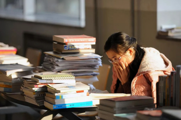 女兒估分650提前辦升學宴，查成績老父傻眼，親戚表示：退錢