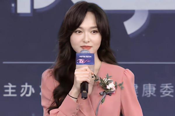 唐嫣“明星臉”徹底消失！穿裙裝變“央視臉”顏值開掛，央視範足