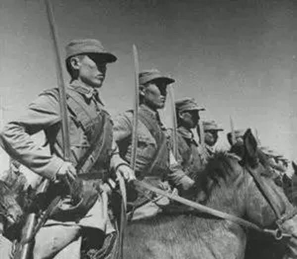 八路軍即將被包圍，一隊騎兵趕來援救，而來者張明堂卻是昨日仇敵