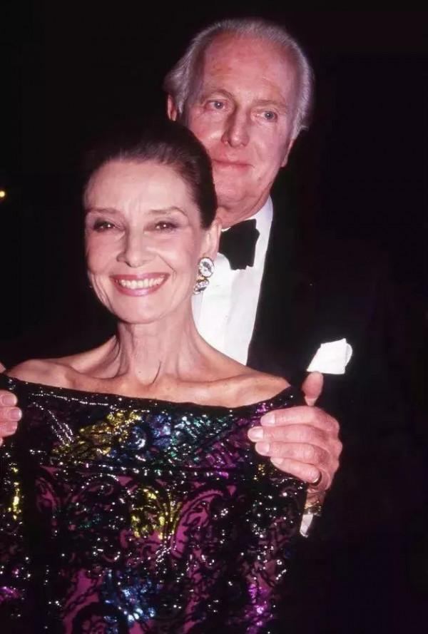 1953年，26歲的紀梵希第一次見到24歲的赫本，不婚不娶守護她46年