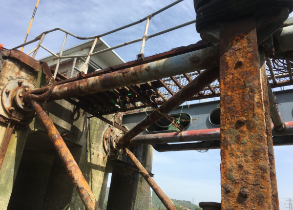 為何電線杆上的支架都是銀色的？為何美國仍大量使用木頭電線杆？