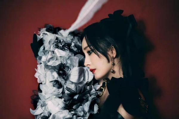 楊冪虎年事業開掛！新大片化濃妝“換臉”超霸氣，當上副會長超牛